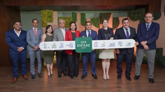 Carlos Cueva Mejía, presidente Ejecutivo del Grupo DIFARE (centro), junto a los vicepresidentes
corporativos y gerentes de las Empresa GD.