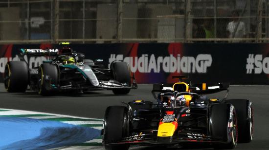 Max Verstappen y Lewis Hamilton compiten durante el Gran Premio de Arabia Saudita. 