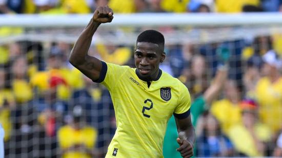 El defensa ecuatoriano Félix Torres celebra tras anotar durante un partido.