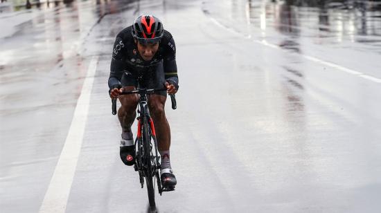 El ciclista ecuatoriano del Team Ineos Grenadiers, Jhonatan Narváez, lidera la carrera durante la 12ª etapa del Giro de Italia 2020