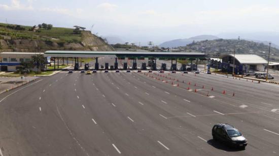 Control vehicular en el peaje de Oyacoto, al nororiente de Quito, 18 de marzo de 2020.