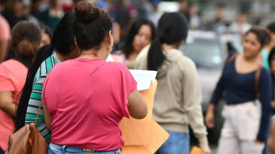 Personas asisten a una convocatoria laboral en Manta, en abril de 2024. 