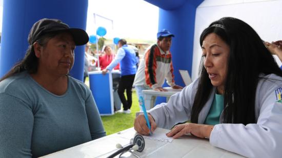 Profesionales de enfermería del IESS brindan atención a adultos mayores en el sur de Quito, 2 de mayo de 2024. 