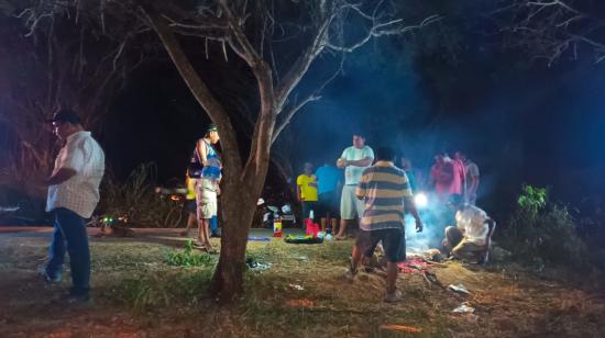 Habitantes de Olón, en Santa Elena, vigilan el estero Oloncito, la noche del 7 de mayo de 2024. 