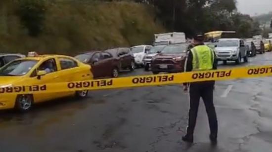 Agentes metropolitanos de tránsito controlan la circulación en la avenida Occidental, en Quito, el 8 de mayo de 2024.