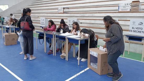 Votantes acuden a sufragar en la consulta popular del 21 de abril de 2024, en un recinto electoral de Cuenca.