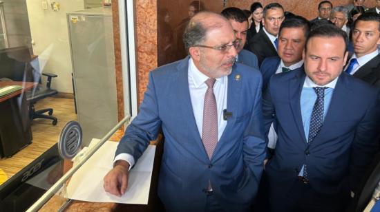 Presidente de la Asamblea Nacional, Henry Kronfle, junto al asambleísta Jorge Acaiturri, en la entrega del proyecto de ley sobre consulta previa, 8 de mayo de 2024. 