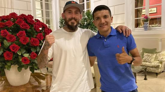 Marlon 'Chito' Vera junto a Richard Carapaz, el 7 de junio de 2022, en un encuentro en Quito. 