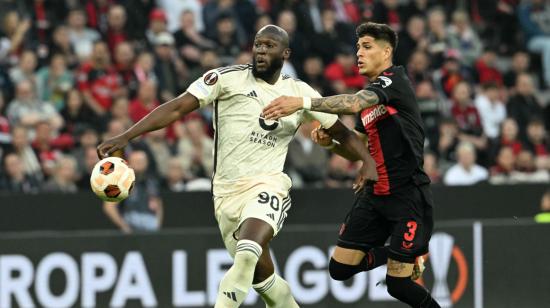 Romelu Lukaku disputa un balón con Piero Hincapié, durante el partido entre Leverkusen y Roma, por Europa League.