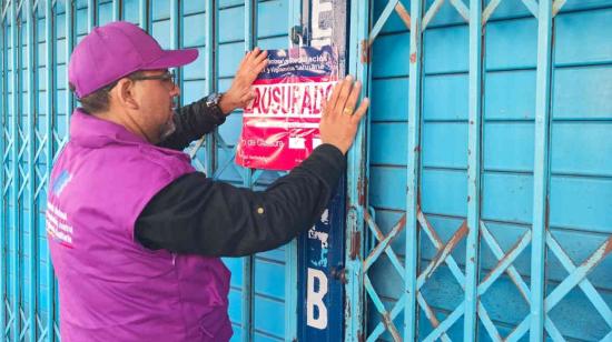 Un funcionario de Arcsa clausura un negocio en Salinas en febrero de 2024.