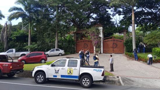 La Policía ejecuta un operativo en una finca de la vía a la Costa, en la que detuvo a varias personas, entre ellas Jacobo Bucaram, el 10 de mayo de 2024.