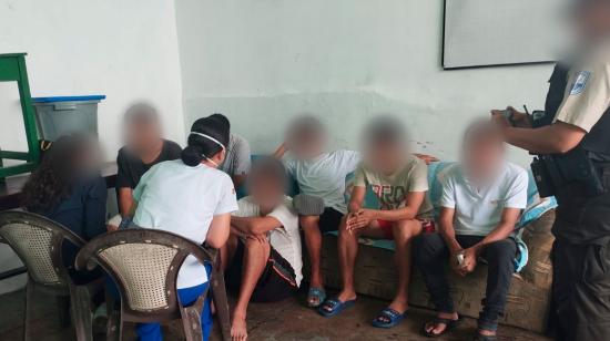
Autoridades hablan con las personas halladas en una clínica clandestina de Guayaquil, el 9 de mayo de 2024.