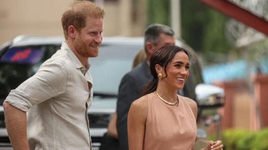 El príncipe Harry de Inglaterra y su esposa, Meghan Markle, durante su visita a Nigeria.