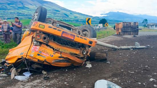 La volqueta implicada terminó volcada en la Panamericana Sur, en Pichincha, este 10 de mayo de 2024.