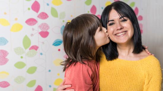 Imagen referencial de una niña junto a su madre. 