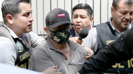 Policías mientras trasladan a Nicanor Boluarte (c), hermano de la presidenta de Perú Dina Boluarte, durante su detención este viernes 10 de mayo de 2024 en Lima (Perú). 