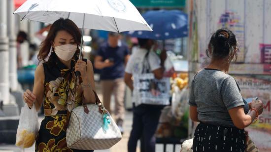 Una tailandesa usa mascarilla por el aumento de casos de covid-19 en su país.