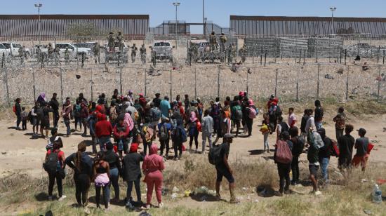 Migrantes que buscan asilo en Estados Unidos se manifiestan en el río Grande para pedir autorización para ingresar al país, visto desde Ciudad Juárez, estado de Chihuahua, México, el 25 de abril de 2024.