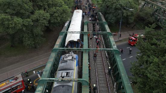 Vista aérea de los miembros del equipo de emergencia trabajando en el lugar de un accidente de tren en Buenos Aires el 10 de mayo de 2024.