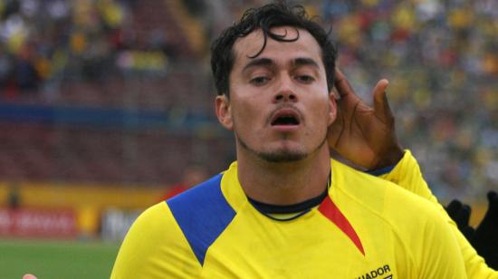 Jaime Iván Kaviedes celebra tras marcar el segundo gol de Ecuador contra Perú, en las Eliminatorias al Mundial de Sudáfrica 2010, el 21 de noviembre de 2007.