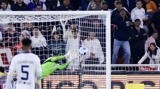 Pedro Ortiz despeja uno de los tantos remates que recibió durante el partido entre Liga de Quito y Emelec, por LigaPro, este 11 de mayo de 2024.