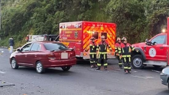 Bomberos de Quito atienden a personas heridas en un accidente de tránsito registrado en el sur de la ciudad, el 12 de mayo de 2024.