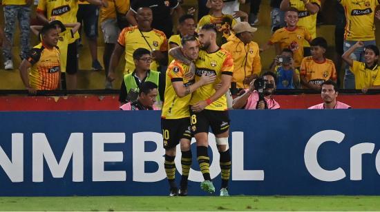 Damián Díaz y Francisco Fydriszewski celebran un gol ante Talleres, por Copa Libertadores, el 10 de abril de 2024.