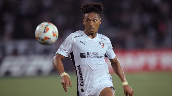 José Quintero, defensor de la Liga de Quito, observa el balón mientras corre durante el partido ante Botafogo, el 8 de mayo de 2024.