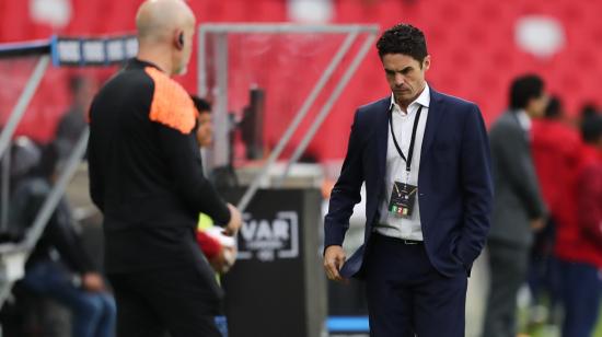 El entrenador Josep Alcácer se muestra molesto durante el partido entre Liga de Quito y Junior de Barranquilla, el 14 de mayo de 2024.