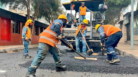 Funcionarios de la Epmmop realizando trabajos en una vía de Quito.