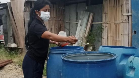 Una trabajadora del Ministerio de Salud destruye criaderos de mosquitos en la parroquia Tenguel,  el 13 de mayo de 2024.