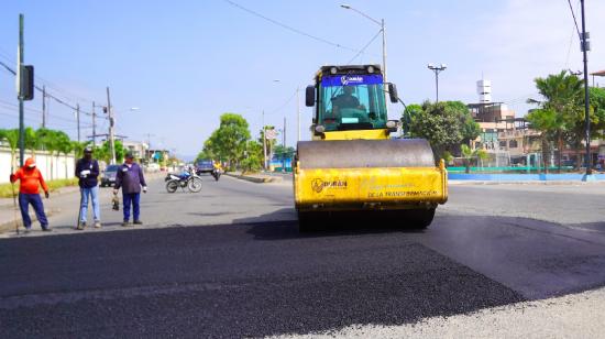 Trabajadores del Municipio de Durán realizan tareas de bacheo en una avenida del cantón el 14 de mayo de 2024.