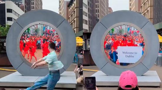 Personas participan del portal digital entre Nueva York y Dublín.