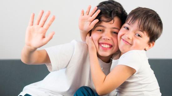 Imagen referencial de niños abrazados felices.