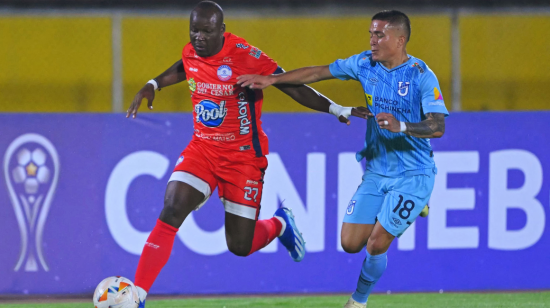 Layan Loor, de Universidad Católica, marca a un jugador de Alianza FC, en Quito, el 16 de mayo de 2024.