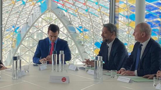 Daniel Noboa, presidente de Ecuador, junto a directivos de Lazard, en París. El 15 de mayo de 2024.