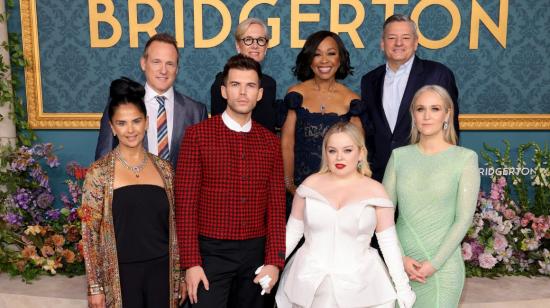 Bela Bajaria, Tom Verica, Luke Newton, Betsy Beers, Shonda Rhimes, Nicola Coughlan, Ted Sarandos y Jess Brownell en la premier de la tercera temporada de la serie de Netflix 'Bridgerton'.