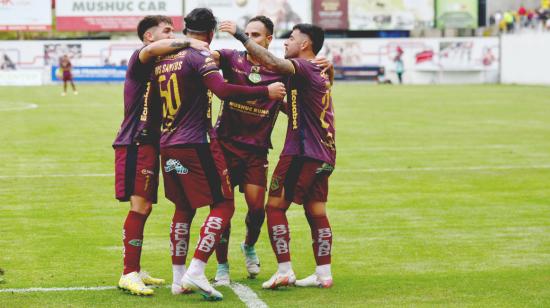 Jugadores de Mushuc Runa celebrando su gol ante Técnico Universitario, 13 de abril de 2024.