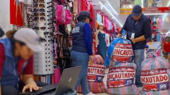 Mercaderia incautada por el SRI tras controles de documentación.