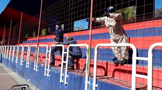 Trabajadores en la Tribuna De Los Shyris, en el norte de Quito.