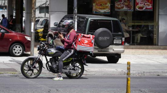 Un repartidor de la aplicación Pedidos Ya en Quito, en enero de 2023.