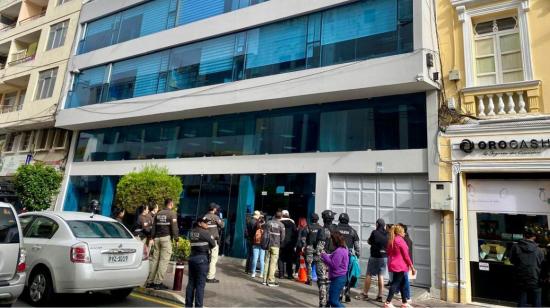 La Fiscalía allanó las oficinas del Servicio de Rentas Internas en Ambato, el 17 de mayo de 2024.