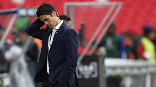 El entrenador de Liga de Quito, Josep Alcácer, reacciona en el partido de la fase de grupos de la Copa Libertadores ante Junior en el estadio Rodrigo Paz Delgado, el 14 de mayo de 2024.