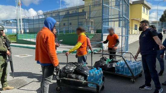 Kit de alimentos donados por la Enbajada de Perú para los detenidos de esa nacionalidad, entregados al SNAI el 17 de mayo de 2024.