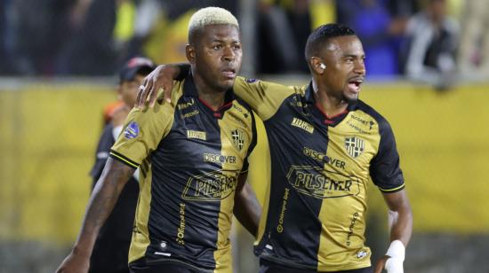 Gabriel Cortez y Dixon Arroyo, durante un partido de Barcelona SC por LigaPro, el 1 de mayo de 2024.