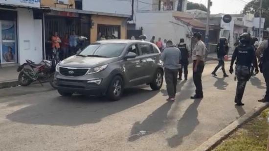 Policías junto al carro en que murió Claudia Matínez, el 17 de mayo de 2024, en Portoviejo.