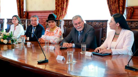 Los cinco vocales del CNE, en una reunión en la Presidencia, este 7 de diciembre de 2023.