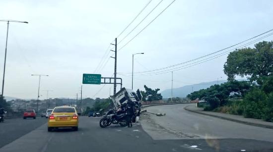 El tráiler que transportaba cocaína se estrelló en la entrada de Socio Vivienda, en la Perimetral.