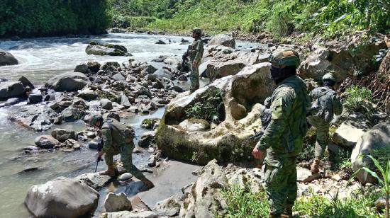 Un soldado murió y otro desapareció durante acciones militares en Carchi.