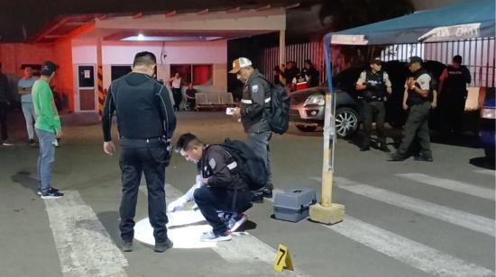 Personal de Criminalística en la Agencia de Tránsito de Manta, en donde asesinaron a un agente, la noche del 19 de mayo de 2024.